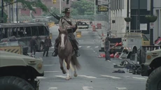 Rick recorriendo en su caballo la ciudad de Atlanta.