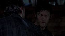 Rick pidiéndole a Daryl ayudarlo a escapar de Woodbury.