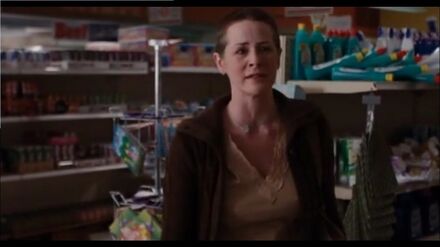 Melissa McBride como Mujer con los niños en casa en The Mist