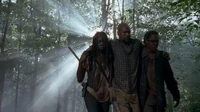 Michonne y Heath ayudando a Scott a regresar a caminar.