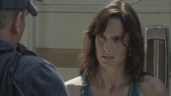 Lori pidiéndole a Shane que no se marche del grupo.