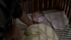 Gracie en su cuna siendo visitada por Rick.