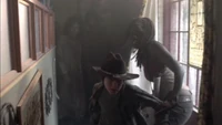 Carl y Michonne huyendo de los caminantes.