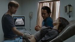 Maggie y Glenn observando a su bebe por ultrasonidos.