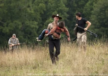 Otis auxiliando a Rick y a Shane.