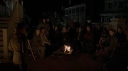 Deanna convocando una reunión para discutir el destino de Rick dentro de los muros.