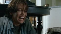 Maggie gritando de agonía al sentir un dolor fuerte en su vientre