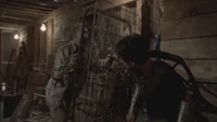 Glenn defendiéndose del caminante.