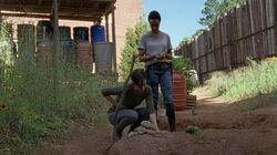 Maggie en la tumba de Glenn