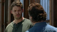 Rick confrontando a Spencer por haber escondido las armas en su casa.