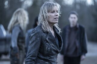 Kim Dickens en el episodio "Fighting Like You" de la Temporada 8