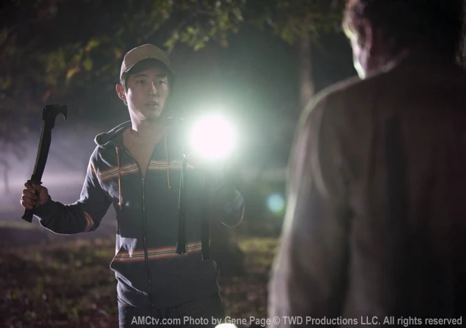 Episode-12-glenn-flashlight923485623986