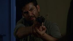 Morales capturando a Rick a punta de pistola.