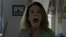 Deanna sacrificándose ante la horda de .