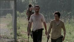 Rick y Glenn en los alrededores de la prisión.