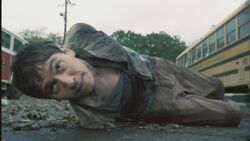 Randall tratando de llegar hasta un cuchillo