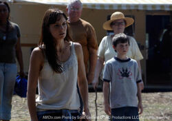 Lori junto con Carl en el campamento.