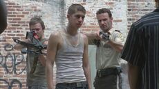 Rick y Daryl llevando a Miguel para intercambiarlo por Glenn.