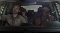 Rick, Michonne y Carl viajando por la carretera.