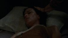 Karen muy enferma, siendo visitada por Carol.