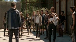 Rick y su grupo arribando a Alexandría.