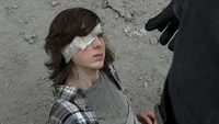 Carl rehusándose a tomar la mano de Negan para levantarse.