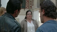 Negan diciéndole a Rick que alguien estuvo a punto de provocar la muerte de Olivia.