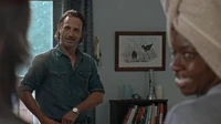 Rick y Michonne conversando alegremente con Carl, quien está totalmente recuperado.