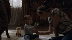 Hershel jugando en la oficina de su madre.