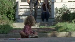Barbara cuidando a Judith desde lejos.