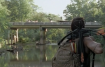 Daryl descubriendo el puente.