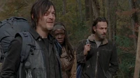 Rick, Daryl, Michonne y Carl aproximándose a Terminus.