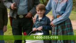 El pequeño Troy ayudando a sus padres en el comercial.