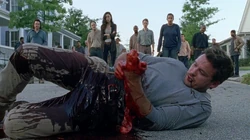 Spencer siendo destripado por Negan en frente de todos.