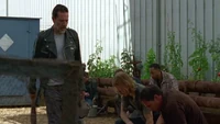 Los Salvadores arrodillándose al ver pasar a Negan.