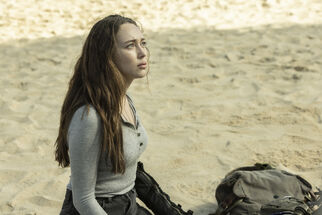 Alycia Debnam-Carey en el episodio "Amina" de la Temporada 7