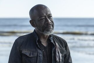 Lennie James en el episodio "All I See Is Red" de la Temporada 8