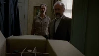 Gregory encontrando sus cajas de licores caros en lugar de Maggie y Sasha.