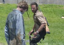 Daryl salvando a Rick de los caminantes