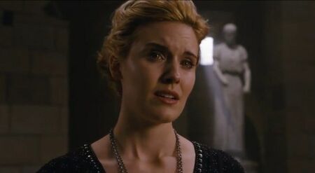 Maggie Grace como Irina Denali en Twilight.