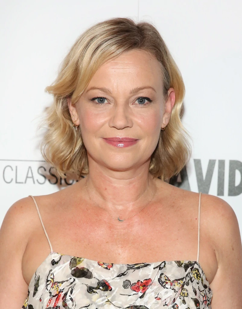 Samantha mathis pic