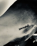 Tattoo of his father’s name, “Yaser” on Zayn’s neck, behind his right ear c. Feb 02, 2018