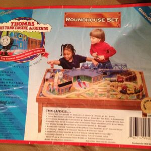 thomas wooden railway roundhouse set