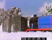 Gordon empujando la máquina en una escena eliminada