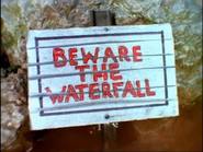 El cartel antes de la cascada en la quinta temporada