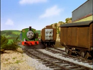 Percy y El Viejo y Lento Vagón junto al cobertizo