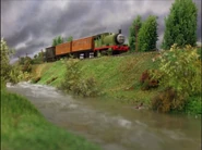 El río fluye por la vía