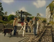 Los trabajadores montan una cerca entre el ferrocarril y la carretera.
