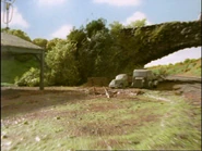 El charco de agua lodosa al lado del puente