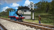 Thomas junto a la caja de señales